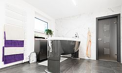 Höhenverstellbare Badewanne als Sonderlösung bei der Badmodernisierung